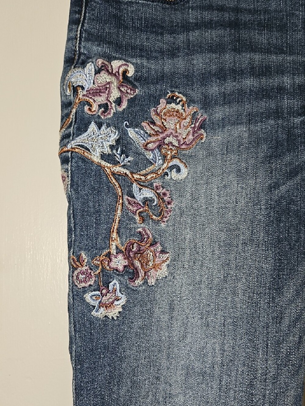 WHBM Women’s Jeans with Floral Embroidery Size 8 - Picture 8 of 10